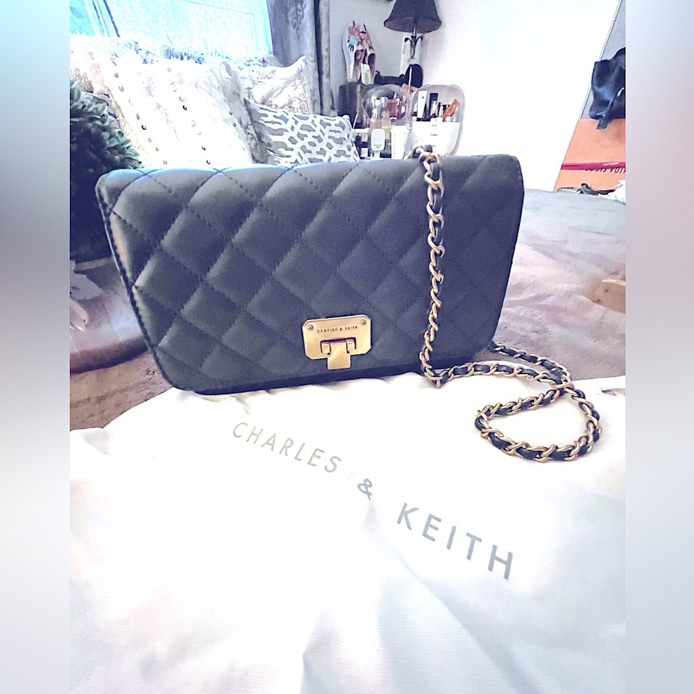 CHARLES & KEITH

Blue Small Clutch Excellent condition1 time used 😊